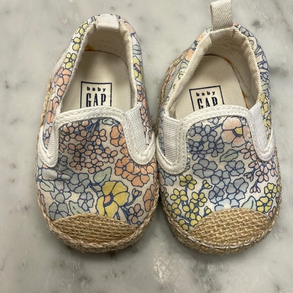 Baby gap flower slip on shoes - Picture 1 of 3